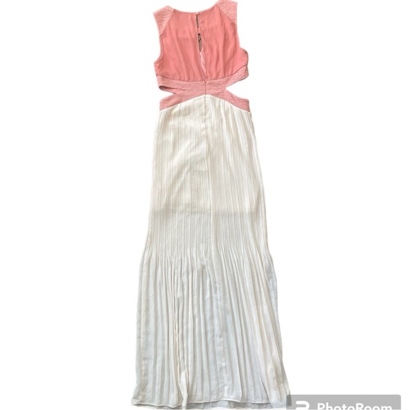 Katia Dress with pleats and cutouts - Picture 3 of 15